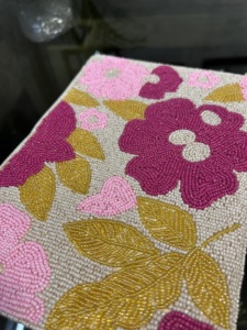 Bolso de mano con cuentas florales intrincadas cosido a mano tamaño pequeño gran capacidad impermeable Forro de algodón Diseño Artesanal - Product Image 2