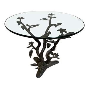 Table basse en aluminium poli avec accents de fleurs et dessus en verre clair parfait pour les halls d'hôtel ou les maisons de luxe - Product Image 1