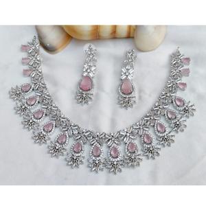 ชุดสร้อยคอและต่างหูดีไซน์หรูหราสีเงินประดับเพชรซิร์คอนระยิบระยับสำหรับงานแต่งงานและงานหมั้นของผู้หญิง ทำจากทองเหลือง - Product Image 1