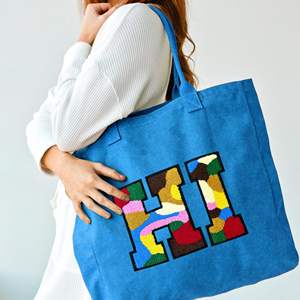 Hermosos parches bordados en 3D personalizados, tela de chenilla de sarga con parches de logotipo cosidos de plástico PU para ropa y toallas - Product Image 3