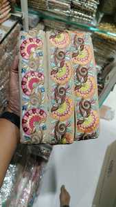 Bordado floral por encargo en varias maneras del color en diseños étnicos para los propósitos del vestido en 2,75 pulgadas de ancho - Product Image 2