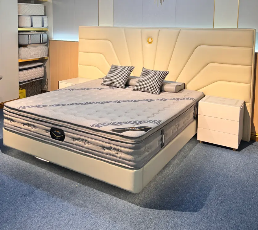 เตียงควีนไซส์แพลตฟอร์มตกแต่งไม้เนื้อแข็งกรอบขาโลหะสีทองเฟอร์นิเจอร์ห้องนอนหนังสีเบจเตียงนุ่ม