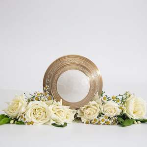 Urna Funeraria Moderna de Metal y Latón para Adultos, Hombres, Mujeres y Mascotas - Ovalada Blanca, Ecológica, Duradera e Impermeable - Product Image 6