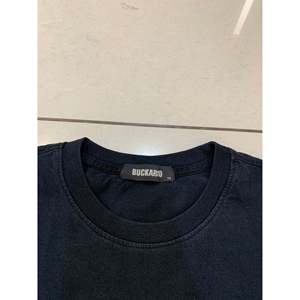 Camiseta VTG Buckaroo de Manga Larga, 100% Algodón Jersey, Transpirable, con Logotipo Serigrafiado, Corte Ajustado - Product Image 3