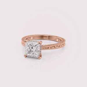 Anillo de Compromiso con Diamante Cultivado en Laboratorio con Certificación IGI, Corte Princesa, Grabado Floral Vintage, Oro Amarillo/Blanco y Rosa de 9K - Product Image 5