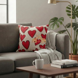 Nueva llegada: Funda de cojín de algodón hecha a mano con estampado de corazones y técnica de block print para el hogar y hoteles. - Product Image 2