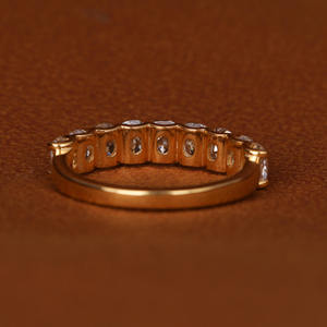 Anillo de Bodas Clásico de Lujo en Oro Amarillo de 14 Quilates con Certificado IGI, Corte Cojín, 9 Piedras de Diamante Cultivado en Laboratorio - Product Image 4