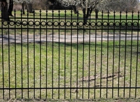 Panneau de clôture en acier moderne avec structure en tube carré pour jardin, villa et sécurité commerciale