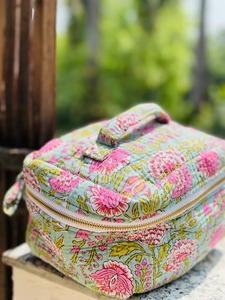 Boîte à maquillage vintage en coton à porter à la main avec fermeture à glissière - Résistante à l'eau, durable et écologique, organiseur de voyage - Product Image 4