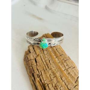 Brazalete de Plata de Ley con Pluma y Turquesa de la Montaña Sonora de Koby Martinez, Accesorio de Moda - Product Image 1