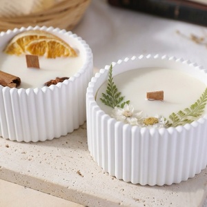 Juego de Velas Aromáticas Decorativas Arovi de Cera de Soya, Velas Hechas a Mano con Mecha de Madera y Botánicos Secos, Decoración Estética para el Hogar - Product Image 2