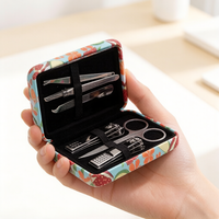 Ensemble de manucure professionnel personnalisé Blue Feather avec logo, kit de coupe-ongles de voyage avec étui en cuir PU à motif de fruits, boîte cadeau