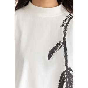 เสื้อยืดผู้หญิงทรงหลวม พิมพ์ลายกราฟิก ผ้าฝ้ายเจอร์ซีย์ 100% ระบายอากาศดี เสื้อฤดูร้อน ไซส์ XS-XL รับทำโลโก้ตามสั่ง ผู้ผลิต OEM ODM - Product Image 5