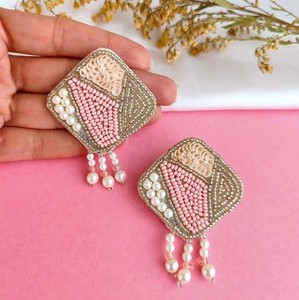 Boucles d'oreilles en perles faites à la main conception de coquillage blanc noir or Boho Dangle bijoux léger déclaration accessoire cadeau pour les femmes - Product Image 6