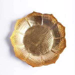 Bol décoratif en laiton antique de présentation de chocolat de style avec la finition intérieure découpée - Product Image 3