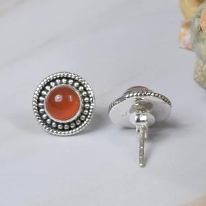 Boucles d'oreilles clous artisanales en argent sterling 925 avec serti clos et cornaline taille brillant pour mariages et cadeaux - Product Image 3