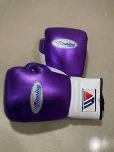 Gants de boxe MMA à doigts entiers en cuir à lacets, design OEM, légers, imperméables, évacuant l'humidité, couleur violet et blanc - Product Image 4