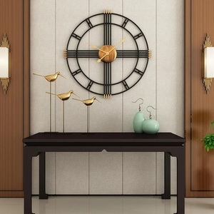 Horloge murale décorative en fer noir moderne pour la décoration intérieure, horloge élégante en métal au design abstrait silencieux et sans tic-tac pour le salon - Product Image 2