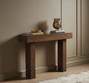 Mesa de consola con incrustaciones de hueso marrón con un distintivo patrón de panal geométrico, disponible a precios al por mayor. - Product Image 1