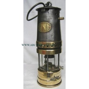 Lámparas de minero de mesa de iluminación pulidas de oro antiguo Lámparas de minero de luces únicas decorativas hechas a mano para bodas y hoteles en La India - Product Image 1