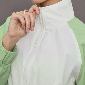 Veste de survêtement surdimensionnée en tissu tissé avec fermeture éclair, blocs de couleur, ourlet élastique léger, fabrication sur mesure OEM pour femmes - Product Image 4