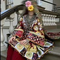 Robe traditionnelle afghane Kuchi avec base en velours bordeaux riche, panneaux richement brodés, travail de miroir coloré et décorations extensives.