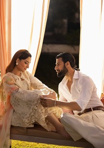 Robe de soirée de luxe pour pelouse USA Pakistanaise Prêt à porter Été pour les femmes Dentelle à manches longues au genou conçue par un designer pakistanais - Product Image 6