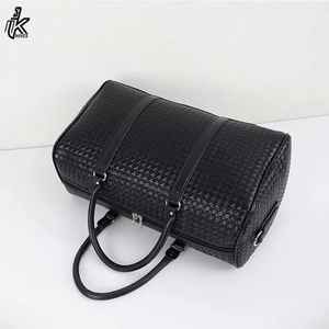 Sac de voyage en cuir PU tressé noir de grande taille avec logo personnalisé 2023, sac de voyage pour homme imperméable pour le week-end - Product Image 6