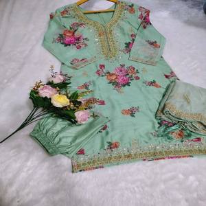 Conjunto de Kurti, Pantalón y Dupatta de Seda Tebby VASTRA COTTAGE para Mujer, Estampado Digital, Bordado, Lentejuelas, Diseño Étnico - Product Image 5