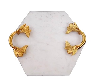 Plateau en marbre avec poignée en feuille d'or - Product Image 1