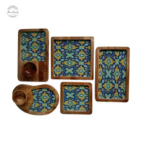 Plateau rond élégant en bois avec motif floral sculpté, idéal pour servir et décorer, durable, élégant, parfait pour offrir. - Product Image 6