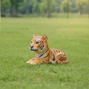 Escultura de Resina de Tigre Cubo Realista Personalizada, Lindo Tigre Bebé Acostado en el Césped, Figura de Animal Realista Hecha a Mano con Pelaje Rayado - Product Image 2