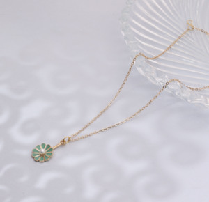 Chaîne pendentif floral, cadeau pour femmes et filles, chaîne à la mode, bijoux personnalisés, chaîne minimaliste moderne, Chapado en oro - Product Image 1