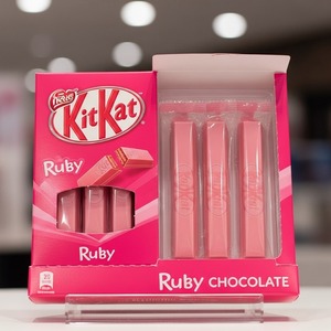 Pink Ruby KitKat Barras de caramelo de oblea recubiertas de chocolate sólido disponibles para venta al por mayor Venta al por mayor Puntos de venta al por menor Tiendas de regalos - Product Image 3