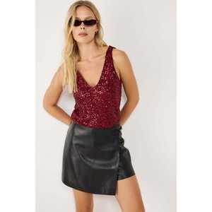 Blusa con Escote en V y Detalles de Lentejuelas Color Borgoña - Product Image 4