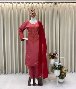 Costume en tissu de soie romaine de haute qualité pour femmes, style indien exclusif, brodé, réversible, toutes saisons, haut lourd et pantalon - Product Image 4