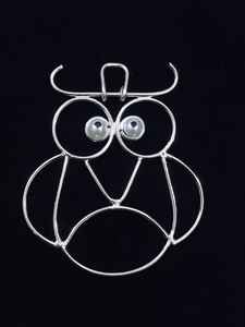 Colgante de búho de alambre de plata hecho a mano - Amuleto multiusos para collar, llavero, pendientes, accesorio de bolso con ojos de cristal - Product Image 5