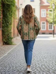 Chaqueta Kantha de Algodón Acolchada Hecha a Mano: Estampado de Safari en la Jungla, Reversible - Product Image 5