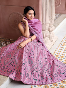 Lehenga ผ้าไหม kanjivaram คลาสสิกที่มีการตกแต่ง zari - Product Image 4
