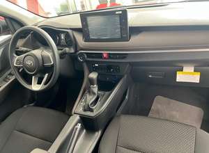 2024 para Toyota Yaris YX Bajo Consumo de Combustible Transmisión Manual/Automática Interior de Cuero Oscuro Tamaño de Neumáticos R17 Eléctrico/Gasolina 4L - Product Image 3