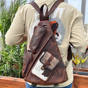 Bolso bandolera de cuero genuino de grano completo hecho a mano, bolso de pecho de cuero con pelo occidental, mochila convertible para Unisex - Product Image 4