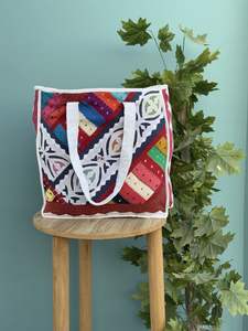 Sac fourre-tout matelassé en coton fait à la main pour femmes Patchwork à motifs personnalisés imprimé pour un usage quotidien et voyage-cadeau parfait - Product Image 5