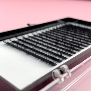 Extensiones de pestañas individuales clásicas 0,03 PBT Proveedor personalizado suave Hecho a mano LC CC DD Curl Lashes Suministro de salón de alta calidad - Product Image 5