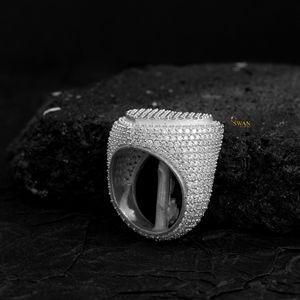 แหวนสี่เหลี่ยมทองคำ10K สุดหรูที่หุ้มด้วยเพชรมอยส์ซอไนต์ประดับเพชรสำหรับผู้ชาย - Product Image 2