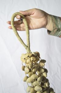 Maracas Étnicas Hechas a Mano con Cápsulas de Semillas Blancas BURAHOL KENARI, Soporte para Instrumento de Cuerda, de ID 7296453 - Product Image 4