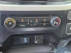 F-150 XLT SuperCrew 4WD 2023 d'occasion en excellent état, conduite à gauche, intérieur foncé, régulateur de vitesse adaptatif, sièges en tissu - Product Image 4