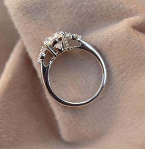 Anillo de corte ovalado de moissanita blanca lujosa de Plata de Ley 92,5, regalo de graduación para hija - Product Image 4