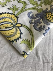 Tela de Algodón Estampada a Mano con Diseño de Enredaderas Florales Azules y Amarillas sobre Base Natural |   Textil Tradicional Indio - Product Image 2