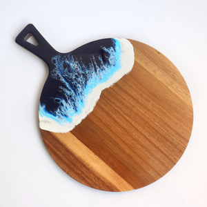 Nouveauté Planche à fromage artisanale Design unique vague océanique avec poignée en bambou Bois de noyer et résine époxy Planche à découper - Product Image 4