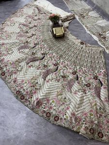 Venta al por mayor de diseño personalizado tradicional nupcial de la boda Lehenga Choli bordado indio étnico Ghagra Choli Crop Top Lehenga Set - Product Image 3